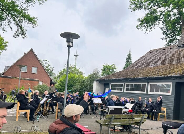 ✝️„Ein Stück vom Himmel“🙏🏻
Bei gut besuchtem Gottesdienst durften wir heute ein Stück vom Himmel erhalten. 
Pastor Hill und Pastor Stumpe aus Haselünne hielten gemeinsam den Gottesdienst zu #ChristiHimmelfahrt und sorgten dafür, „dass der Himmel aufriss“. 
Wir durften uns über die musikalische Unterstützung des #SanktSebastianusOrchesterWerlte freuen. 🎶
Herzlichen Dank SSO, dass Ihr bei uns ward.
#christihimmelfahrt, #evangelischekirche🙏🏻